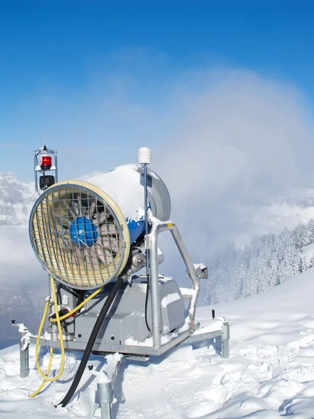 Снежная Пушка Швейцарских Альпах — стоковое фото