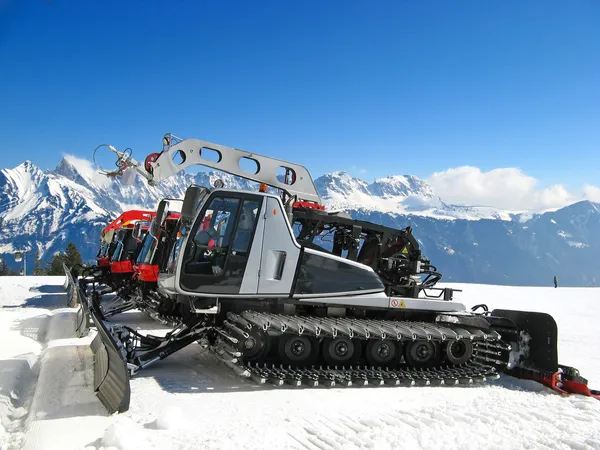 机器准备工作的瑞士的阿尔卑斯山的滑雪斜坡 — 图库照片