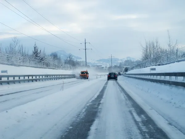 Erős havazás az úton — Stock Fotó