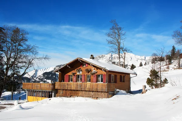 Zimowy Dom Letniskowy Alpach Szwajcarskich — Zdjęcie stockowe