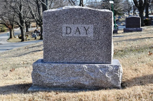 Jour de pierre tombale cimetière — Photo