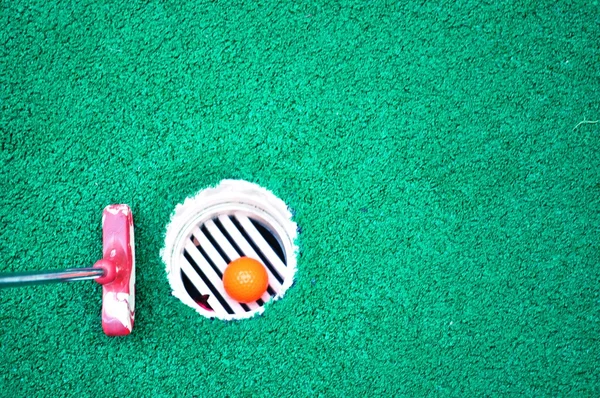 Мини-гольф и зеленый фон — стоковое фото