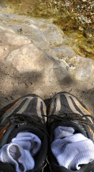 Schuhe und Socken am Ufer — Stockfoto