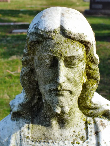 Статуя Иисуса с мхом — стоковое фото