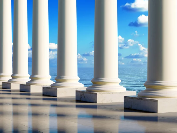 Древние колонны на побережье — стоковое фото
