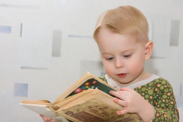 Blondes kleines Baby liest Buch — Stockfoto