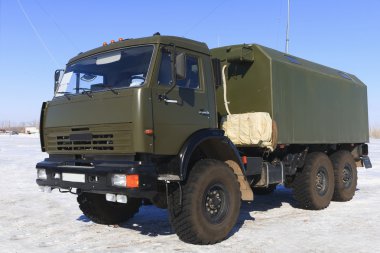 resque militaire vrachtwagen, khaky auto op blauwe hemel whith antenne
