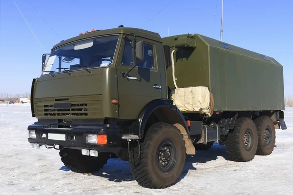 救助の軍用トラック、青空 whith サテライト上の khaky 車 — ストック写真