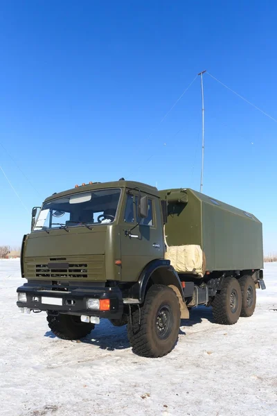 Nehéz mentési katonai teherautó, autó kék ég whith antenne — Stock Fotó