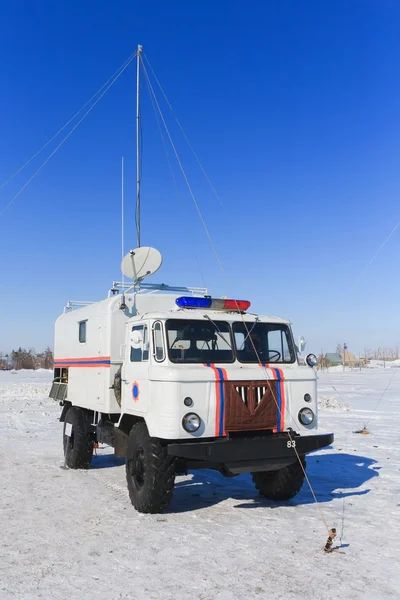 重い救助軍用トラック、青空 whith サテライト上の車 — ストック写真