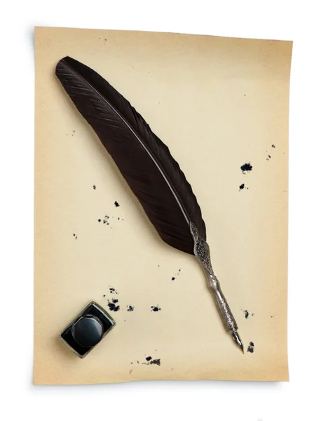 Pluma pluma y tintero en un papel viejo —  Fotos de Stock