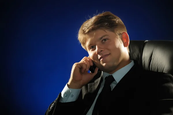 De zakenman praten door een mobiele telefoon — Stockfoto