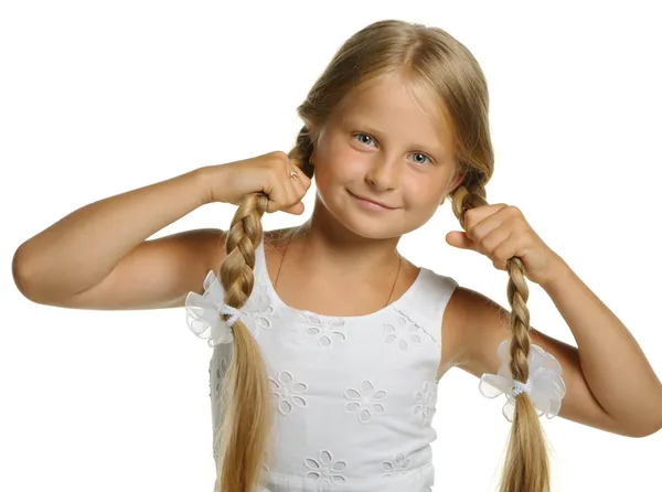 かわいい女の子金髪の三つ編みのそれ自身を保持 — ストック写真