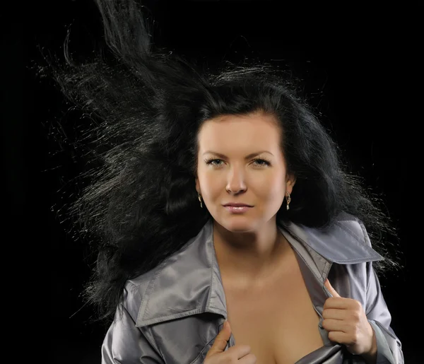 Model z piękne długie włosy w ruch stworzony przez wiatr — Zdjęcie stockowe