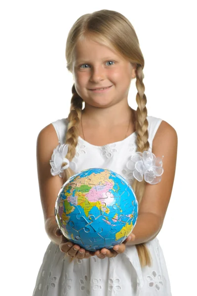 Ta dívka drží Globus od puzzle v rukou. selecti — Stock fotografie