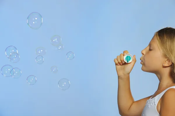 Красивая девушка с мыльными пузырями — стоковое фото