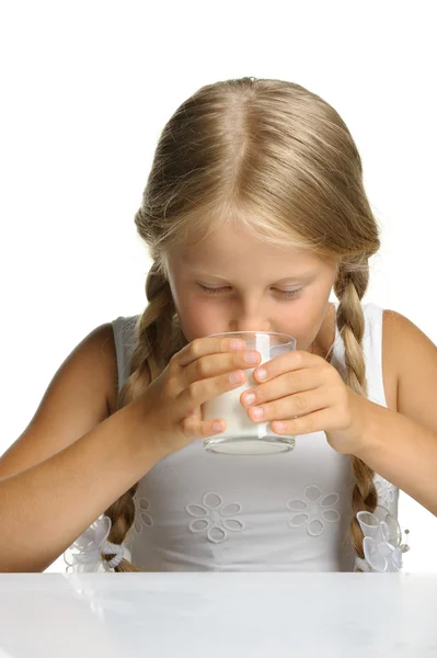 La chica bonita con un vaso de leche — Foto de Stock