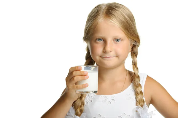 Hezká dívka se sklenicí mléka — Stock fotografie