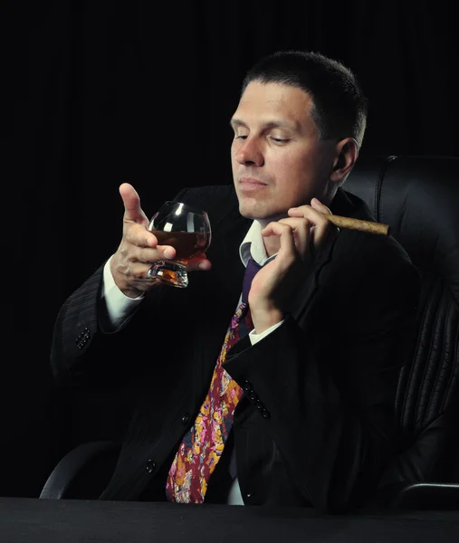L'uomo con un sigaro e un bicchiere di cognac — Foto Stock