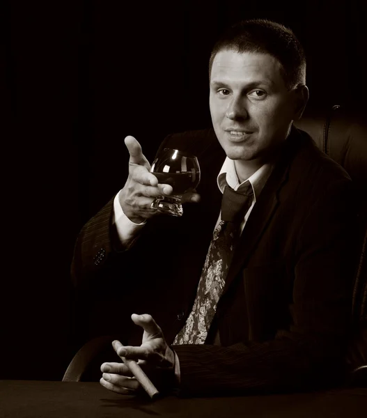 O homem com um charuto e um copo de conhaque — Fotografia de Stock
