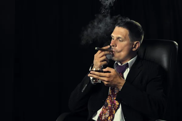 सिगार आणि कोनॅकचा एक ग्लास असलेला माणूस — स्टॉक फोटो, इमेज