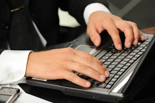 Τα χέρια του επιχειρηματία πάνω από το πληκτρολόγιο laptop — Φωτογραφία Αρχείου