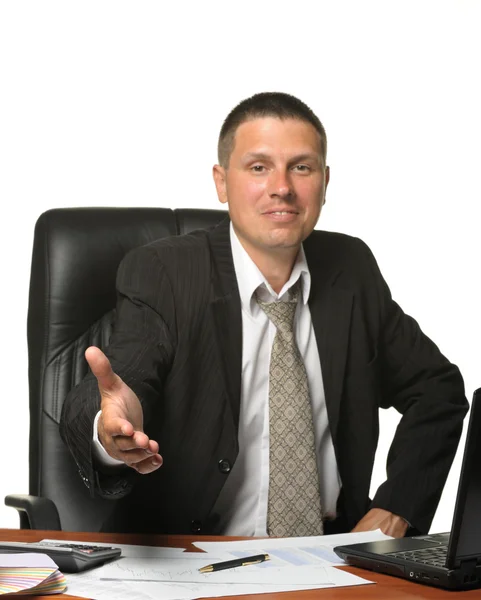 O homem de negócios com gesto salutatório no local de trabalho — Fotografia de Stock