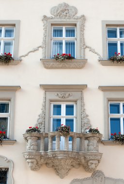 balkon ve çiçekler ile bir bina cephe