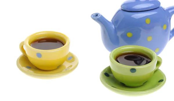 Цветные чашки и чайник изолированы — стоковое фото