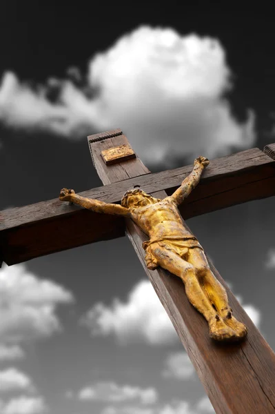 Распятие с дерева с позолоченной фигурой Иисуса — стоковое фото
