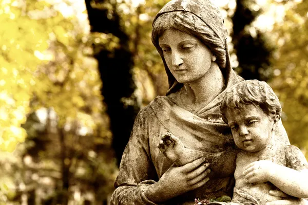Памятник женщине с ребенком на кладбище — стоковое фото