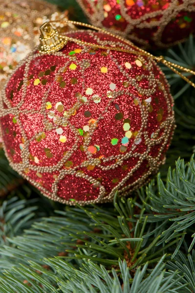 Jul leksaker på grenarna i ett päls-träd — Stockfoto