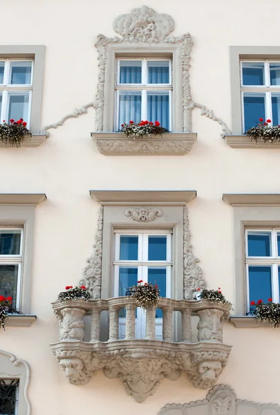 Fasada budynku z balkonem i kwiaty — Zdjęcie stockowe