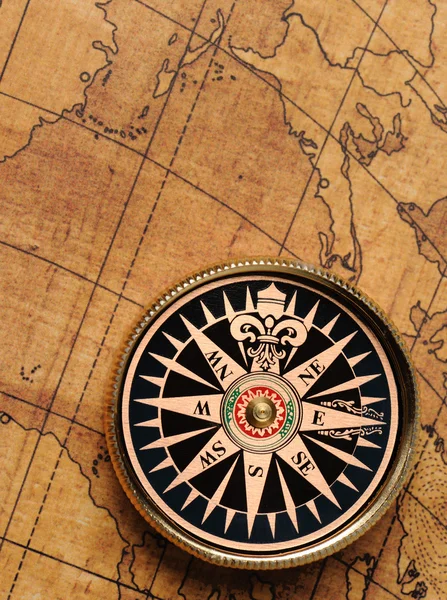 Alter Kompass und Karte — Stockfoto
