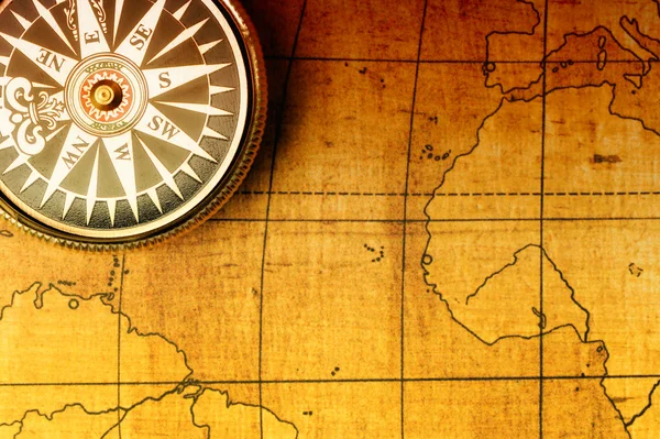 Старый компас и карта — стоковое фото
