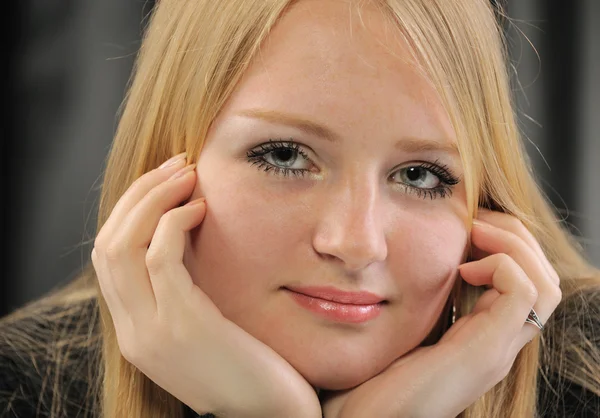 Portret dziewczyny całkiem Młoda blondynka — Zdjęcie stockowe