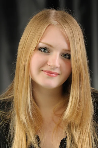 Portret van het mooie jonge meisje van de blonde — Stockfoto