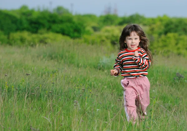 A futó lány zöld mezőn — Stock Fotó