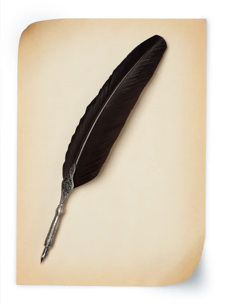 Πένα φτερό σε ένα παλιό χαρτί — Φωτογραφία Αρχείου