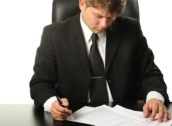 O empresário o contrato de estudo antes da assinatura — Fotografia de Stock