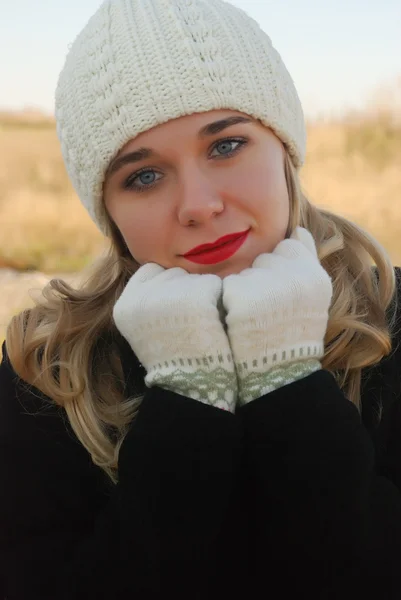 La ragazza in abiti invernali — Foto Stock