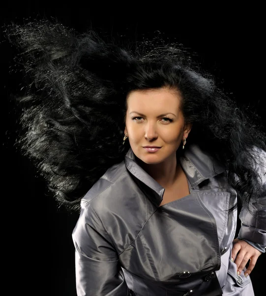 Modelo com belos cabelos longos em movimento criado pelo vento — Fotografia de Stock