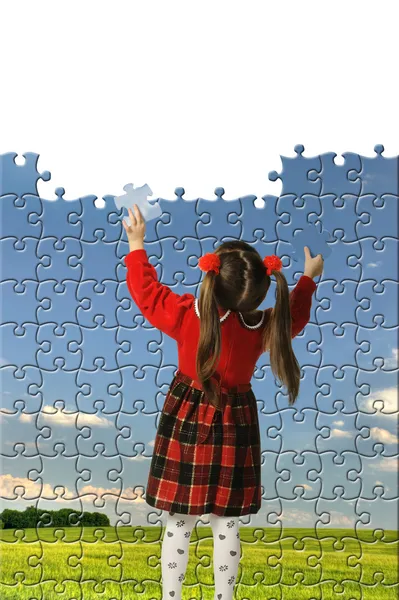 女の子は、大きなパズルを組み立てる — ストック写真