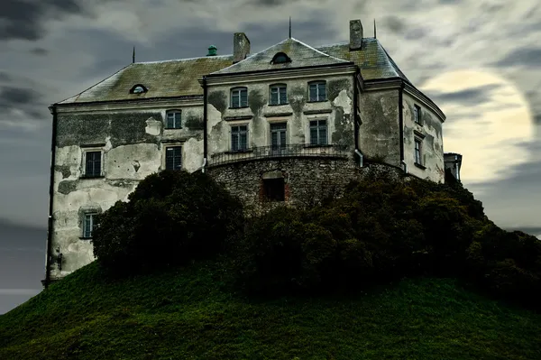 Старый ужасный замок — стоковое фото