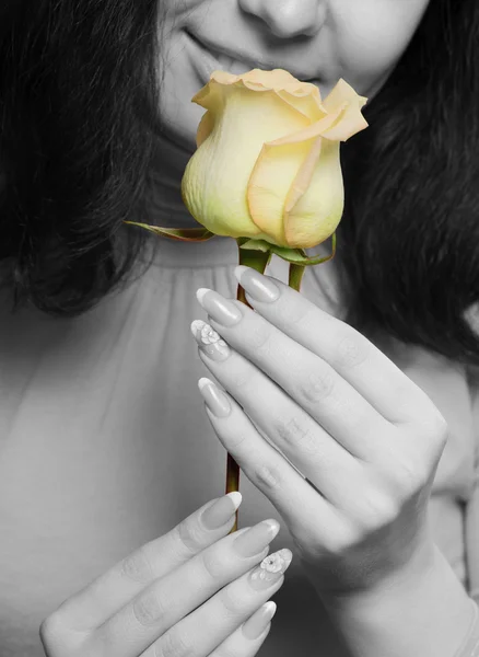 Žena s žluté růže detail — Stock fotografie