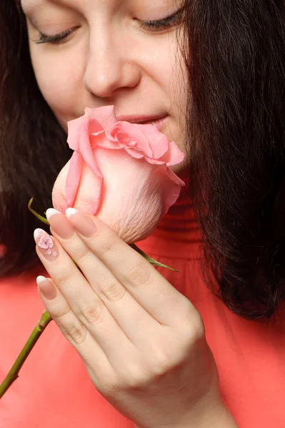 有一朵玫瑰的女人 一张照片关闭了部分人和一朵花 — 图库照片