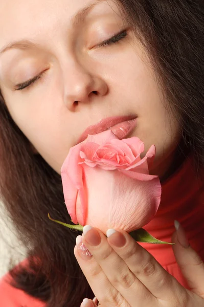 有一朵玫瑰的女人 一张照片关闭了部分人和一朵花 — 图库照片