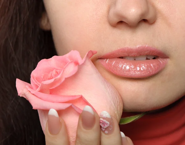 De vrouw met een roze close-up — Stockfoto