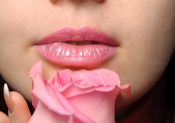 La mujer con un primer plano de rosa — Foto de Stock