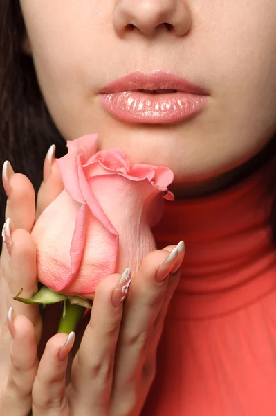 A mulher com um close-up rosa — Fotografia de Stock